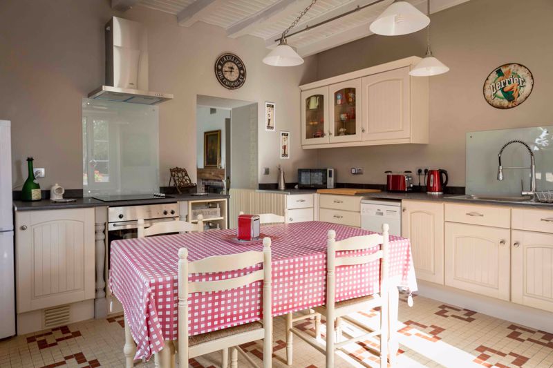 R Cottage kitchen